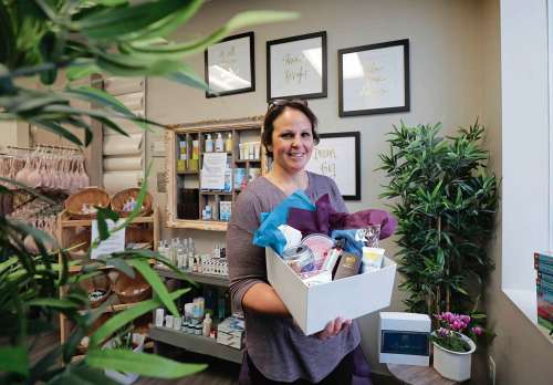 Ruth Bonneville / Winnipeg Free Press
Tara Torchia, owner of The Unexpected Gift, shows off a sample holiday gift box, just one of the many things her business offers cancer patients and survivors.