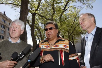 SARAH O. SWENSON / WINNIPEG FREE PRESS
From left: federal Liberal leader Bob Rae, Manitoba Keewatinowi Okimakanak Grand Chief David Harper and Manitoba Liberal leader Jon Gerrard.