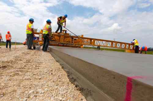 BORIS MINKEVICH / WINNIPEG FREE PRESS
A fresh layer of concrete is poured near Ste. Agathe during Highway 75 reconstruction.