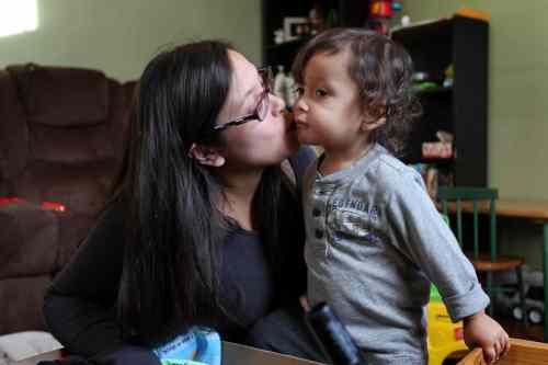 Ruth Bonneville / Winnipeg Free Press
Wendy Hallgrimson and her son, Lindal, 2.  Hallgrimson is proud to be from Point Douglas and wants her family to be as well.