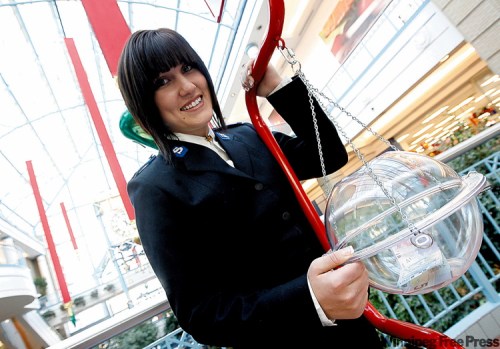 MIKE.APORIUS@FREEPRESS.MB.CA
Salvation Army kettle co-ordinator Courtney Marshall at Portage Place. She says eye contact is key to the job.