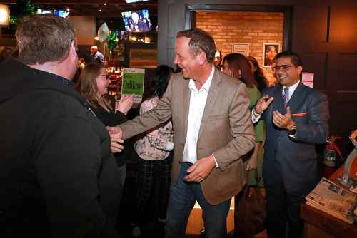 RUTH BONNEVILLE / WINNIPEG FREE PRESS
John Orlikow celebrates with supporters after being re-elected as city councillor in River Heights.