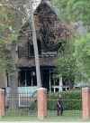 JOE BRYKSA / WINNIPEG FREE PRESS FILES
Police investigate the fatal rooming house fire at 186 Austin St N in 2016.