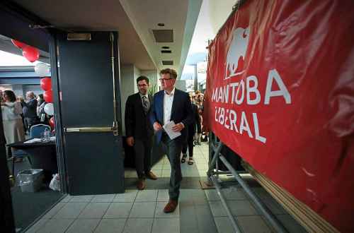 RUTH BONNEVILLE  /  WINNIPEG FREE PRESS
Dougald Lamont, leader of the Manitoba Liberal Party, walks into the Liberal party gathering at the Norwood Hotel as supporters cheer him on.