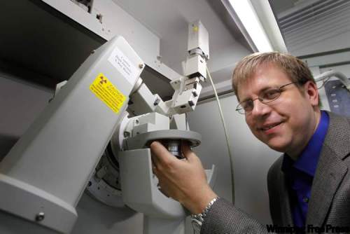WAYNE GLOWACKI/WINNIPEG FREE PRESS
U of W Prof. Chris Wiebe shows off some of the equipment at the PRIME.
