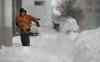 WAYNE GLOWACKI / WINNIPEG FREE PRESS
Gilles Laramee clears the sidewalk in front of the Colony Commons on Colony Street during the Boxing Day snow storm in 2016.