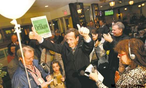 Ruth Bonneville / Winnipeg Free Press 
A victorious John Orlikow gives two thumbs up to his supporters after arriving at The Grove Restaurant.