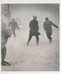 Winnipeg Free Press Archives
Determined citizens struggled against blinding blizzard conditions at a downtown intersection. fparchive