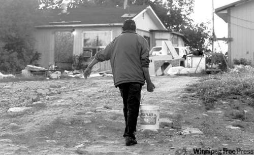 JOE BRYKSA / WINNIPEG FREE PRESS ARCHIVES
A man hauls lake water at Red Sucker Lake First Nation. Ottawa and aboriginal leaders are hoping such scenes become less common in northern communities.