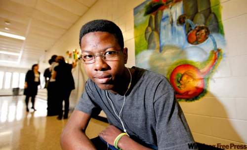 RUTH BONNEVILLE / WINNIPEG FREE PRESS
Briand-Nelson Mutima a réalisé cette murale en acrylique, intitulée Le passage, dans le cadre de son cours d'art au Collège Louis-Riel.