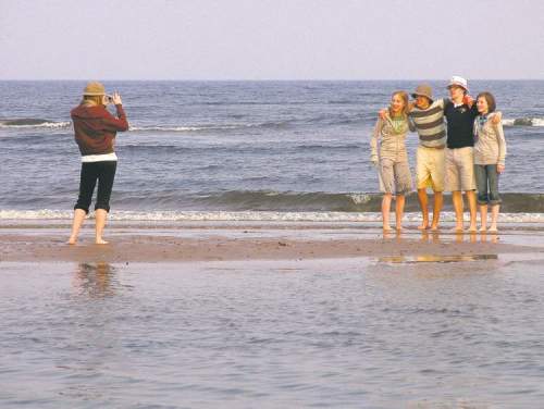 ANDREW GILLAN / WINNIPEG FREE PRESS
Ian Scott’s children and their cousins ham it up on the beach in front of the family home at Lamlash, Isle of Arran, Scotland.