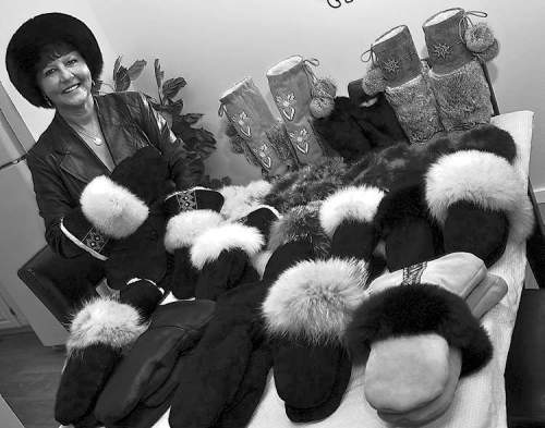 CAMILLE SÉGUY / LA LIBERTÉ
Della Vincent Clark est une des rares femmes non-autochtones à maîtriser l’art de la maroquinerie des Premières Nations.