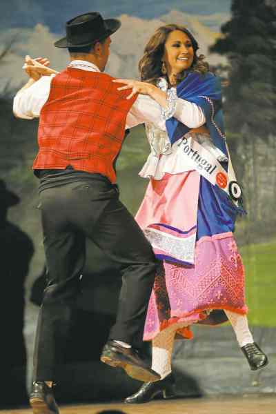 John Woods / Winnipeg Free Press
Dancers perform at the Portugal pavilion Monday. A city couple hopes to cycle to all 43 Folklorama pavilions during the two-week cultural festival.