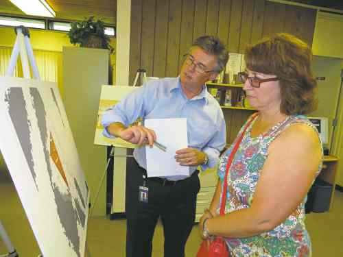 Daniel Bahuaud photoLe g��rant des services  biblioth��caires de la Ville de Winnipeg, Rick Walker, souligne un des ��l��ments d�un dessin architectural de la future nouvelle biblioth��que du Parc Windsor �� une r��sidente de Southdale, Cheryl Bennet.