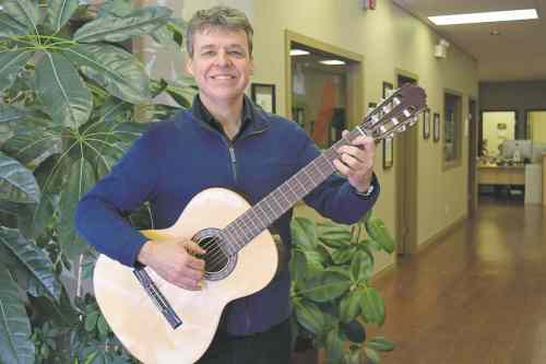 Ruby Irene PratkaLe guitariste Guy Michaud s�attend �� une soir��e m��morable.