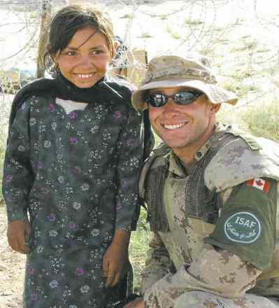 Marc Lavoie photoLa jeune Minyaka et Marc Lavoie, au march�� de Kaboul, la capitale de l�Afghanistan, en 2005.