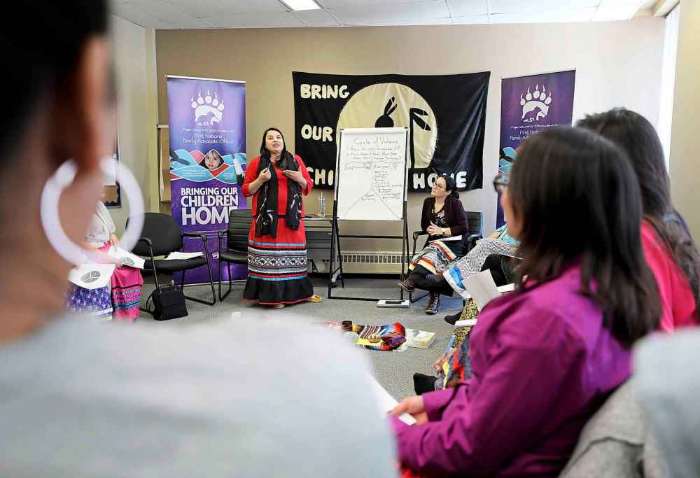 RUTH BONNEVILLE / WINNIPEG FREE PRESS
Women taking Red Road Healing class course at the First Nations Family Advocate office.