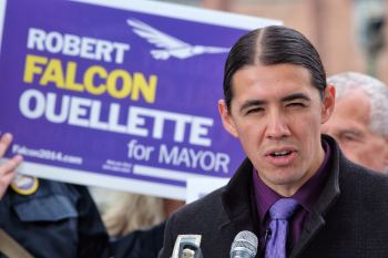 Mike Deal / Winnipeg Free Press
Mayoral Candidate Robert-Falcon Ouellette announces his pothole plan at Memorial Park Sunday.