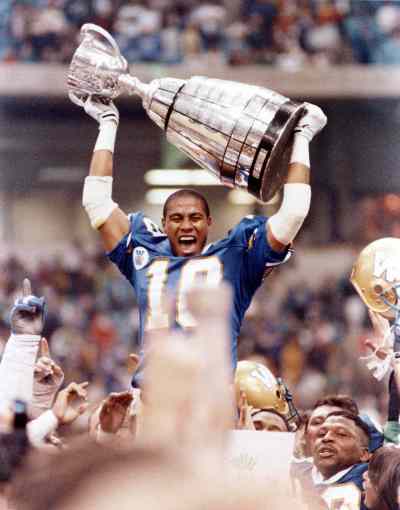 Winnipeg Free Press Files
Winnipeg Blue Bombers' defensive back Rod Hill lets out a victory yell as he raises the Grey Cup over his head following the Bombers' 50-11 victory over the Edmonton Eskimos in Vancouver on November 25, 1990.