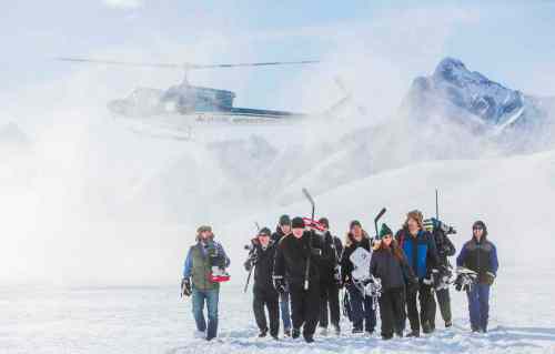 MOLSON CANADIAN
Don Dietrich leads a group of winners to the epic outdoor rink in the Rocky Mountains created by Molson Canadian and its #ANYTHINGFORHOCKEY contest.