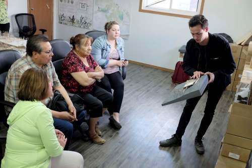 Gavin Boutroy Photo
Della Mansoff, le chef Vincent Tacan, Leona Noel et Toni Pashe examinent la maquette de Gabriel Stacey-Chartrand.