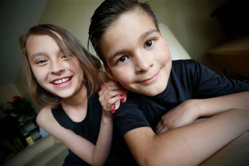 JOHN WOODS / WINNIPEG FREE PRESS
Cousins Paige Laquette, 10, and Ondreiz Osborne, 8, are heading to Camp Arnes in July thanks to the Sunshine Fund.