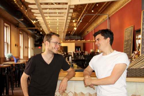 À 25 et 28 ans, Grégoire Stevenard (à gauche) et Gaël Winandy se lancent à la conquête de la bistronomie winnipégoise avec leur concept de bar à tapas authentique.
‘J&rsquo;avais envie d&rsquo;une expérience internationale, et je m&rsquo;étais fait des amis ici. Je savais que c&rsquo;était une ville pleine d&rsquo;opportunités,&rsquo; précise Gaël.