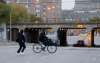 TREVOR HAGAN / WINNIPEG FREE PRESS
People crossing with no crosswalk on Main Street, south of Sutherland Avenue, Thursday.