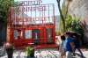 Daniel Crump / Winnipeg Free Press
Passers by check out the pop-up public toilets located at 400 Portage Avenue.