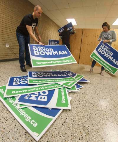 MIKE DEAL / WINNIPEG FREE PRESS
Jonathan Hildebrand (left) and Tricia Chestnut, campaign volunteers, tear down the office for Brian Bowman's mayoral campaign the morning after the election.