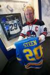 JOHN WOODS / WINNIPEG FREE PRESS
Former Winnipeg Jets star Thomas Steen clutches a St. Louis Blues jersey bearing his son Alex&rsquo;s number Tuesday.