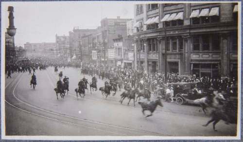 Archives of Manitoba
Mounted troops gallop north on Main Street on June 21, 1919.