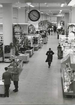 Winnipeg Free Press ARchives
The Bay is uncharacteristically empty as the blizzard of March 4, 1966 hits.