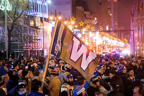 Fans gathered at the Blue Bombers street party at Portage and Main following the team's Grey Cup win. (Mike Sudoma / Winnipeg Free Press)