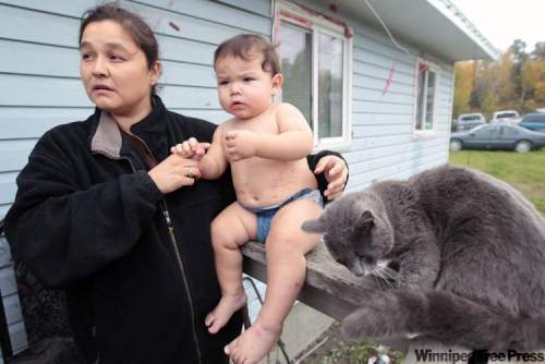 JOE.BRYKSA@FREEPRESS.MB.CA
Grandmother Shayle Moneyas with grandchild Xavier. A doctor said the baby’s impetigo skin condi­tion is probably not related to the contaminated water flowing through Hollow Water’s taps, but Moneyas sometimes gets stomach cramps from drinking it.