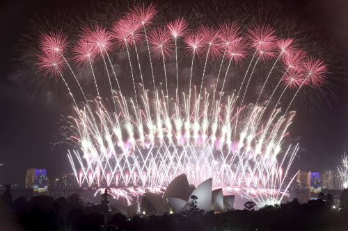 CP
Fireworks explode over the Sydney Opera House and Harbour Bridge as New Year's celebrations are underway in Sydney, Australia, Sunday, Jan. 1, 2017. (Rick Rycroft / The Associated Press)