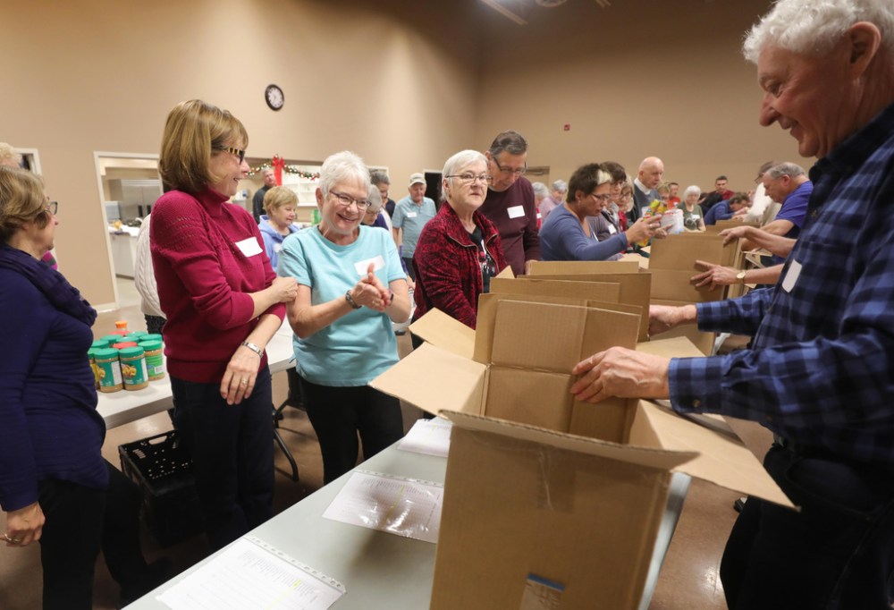 Ruth Bonneville
Those were the days: volunteers from Charleswood United Church gather close together to pack hampers last Christmas. (Ruth Bonneville / Winnipeg Free Press files)