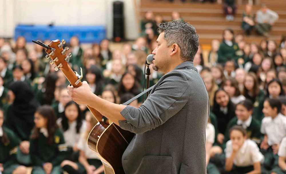 Métis singer, songwriter and storyteller Don Amero performs for Balmoral Hall students. (Ruth Bonneville / Winnipeg Free Press)