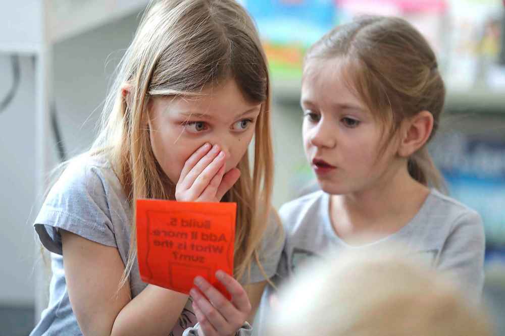 RUTH BONNEVILLE  /  WINNIPEG FREE PRESS 
McLure's Grade 1 students learn arithmetic by using building blocks and cue cards.