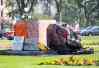 RUTH BONNEVILLE / WINNIPEG FREE PRESS
The statue of Queen Victoria at the Manitoba Legislative Building lays on the ground after being toppled off its base on Canada Day.