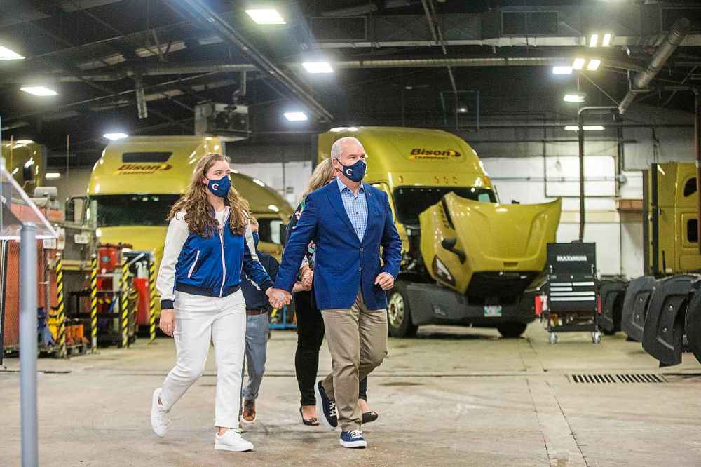 MIKAELA MACKENZIE / WINNIPEG FREE PRESS

Conservative leader Erin O’Toole with daughter, Mollie O'Toole, at Bison Transport in Winnipeg on Friday.