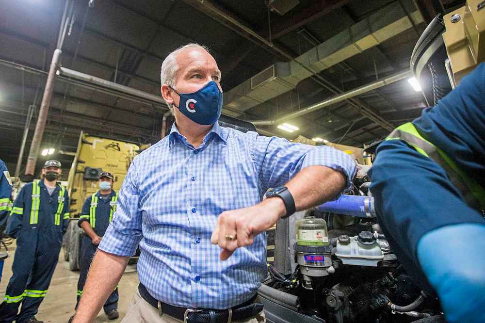 MIKAELA MACKENZIE / WINNIPEG FREE PRESS

Conservative leader Erin O’Toole elbow-bumps a mechanic after learning how to the check the oil on a truck at Bison Transport in Winnipeg on Friday.