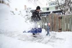 MIKE DEAL / WINNIPEG FREE PRESS
Orion Kohan, 1, helps his dad, Andrew, shovel the sidewalk in front of there house in Fort Rouge, Thursday morning. (Mike Deal / Winnipeg Free Press)