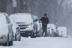 MIKE DEAL / WINNIPEG FREE PRESS
Chase Balan scrapes off his car early Thursday morning as the forecast is for more snow. (Mike Deal / Winnipeg Free Press)