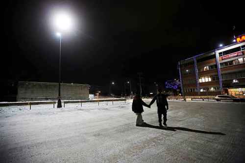 JOHN WOODS / WINNIPEG FREE PRESS
Desirae and Kyle, who live in the Austin Street camp off Higgins Avenue, head off to Portage and Main to see if they can find some New Years Eve celebrating in downtown Winnipeg Tuesday, December 31, 2019.