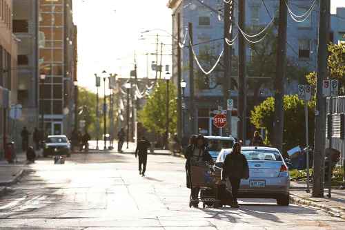 JOHN WOODS / WINNIPEG FREE PRESS
People walk down Henry Avenue in downtown Winnipeg.