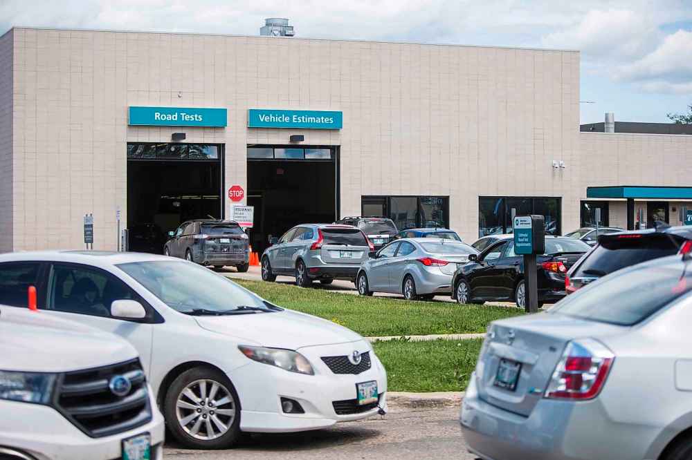 Cars line up at the drive-through COVID-19 testing site on Main Street in Winnipeg. (Mikaela MacKenzie / Winnipeg Free Press)