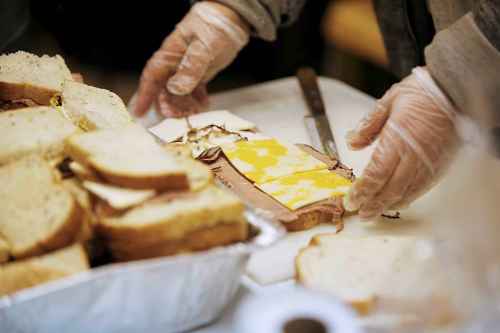 JOHN WOODS / WINNIPEG FREE PRESS
Volunteers make sandwiches at the Love Lives Here drop-in at Austin Street and Henry Avenue in downtown Winnipeg. The Christian mission supports about 100 people several times a week.