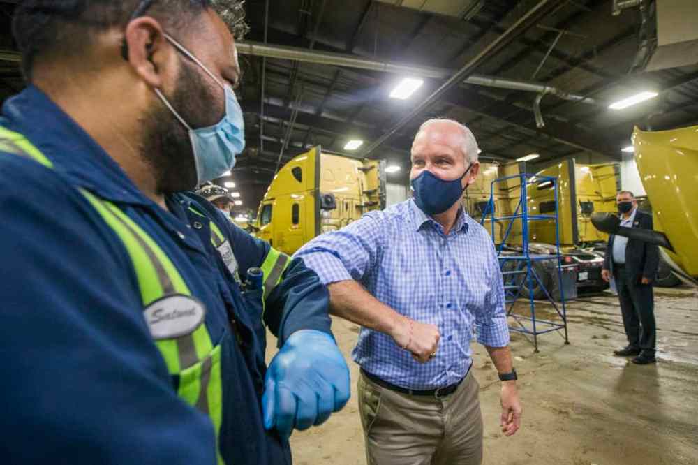 MIKAELA MACKENZIE / WINNIPEG FREE PRESS
Conservative leader Erin O’Toole elbow-bumps mechanics after making an announcement at Bison Transport in Winnipeg on Friday.