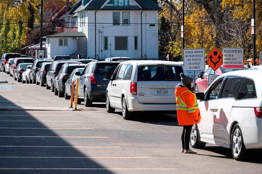 Daniel Crump / Winnipeg Free Press Files
People endure long waits in their vehicles at a drive-in COVID test site in Winnipeg on Oct. 10.